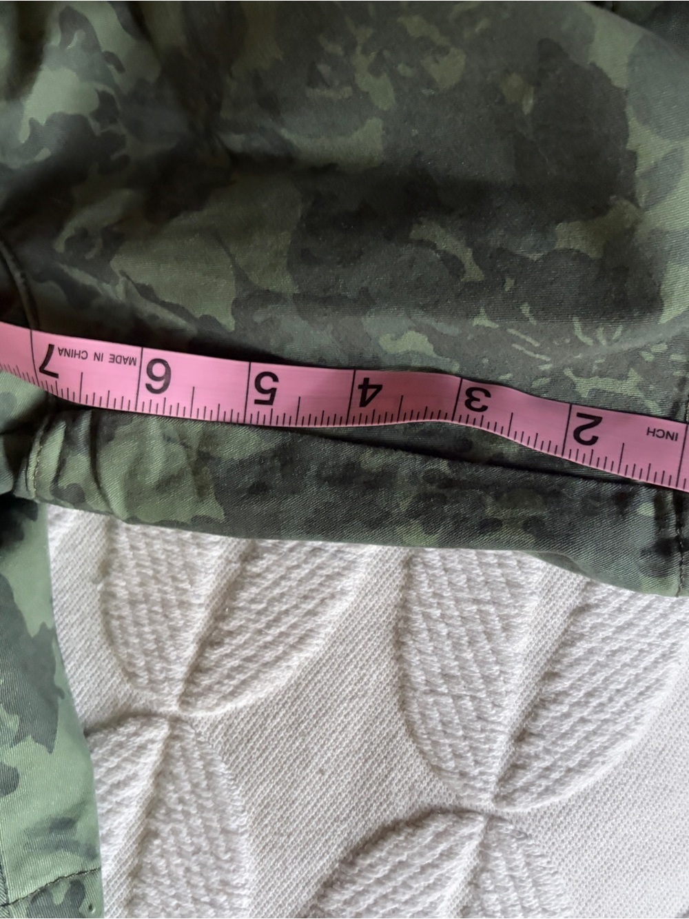 Great condition Lee women’s size 14 mid rise Green Camo Floral Shorts. So cool - Picture 11 of 13
